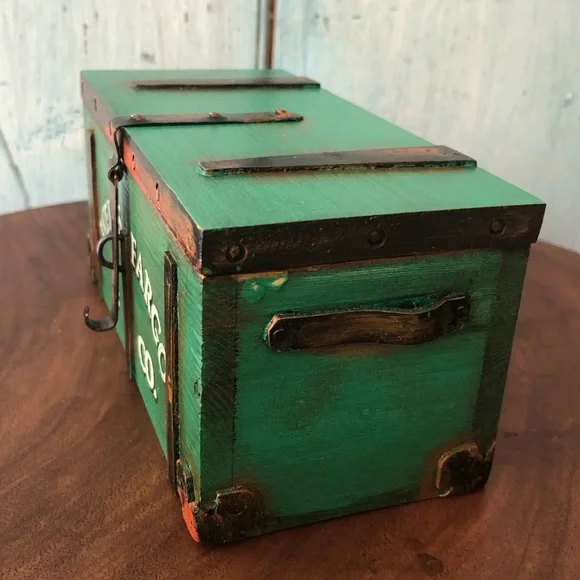 Mini Wells Fargo & Co. green trunk with nailed wooden trim & little metal latch - Picture 4 of 11